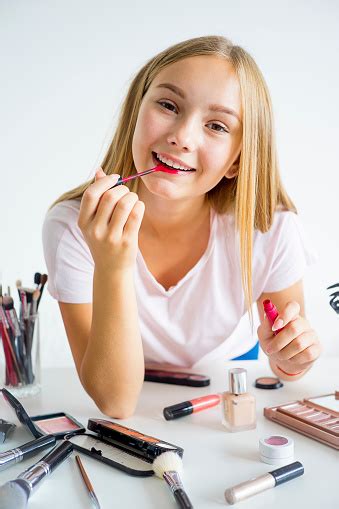 Girl Applying Makeup Stock Photo Download Image Now 20 29 Years