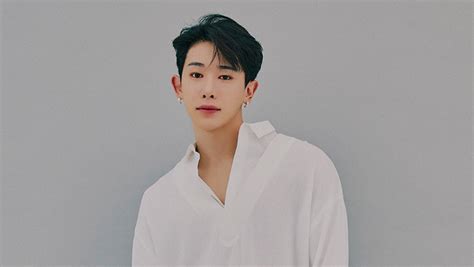 Wonho Opens Up Official V Live Channel And Fan Club Recruitment Kpopmap