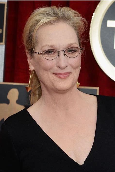 32 Celebrities Looking Chic In Glasses Celebrity Look Celebrities Meryl Streep