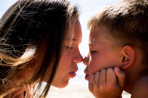 Hermano Besa A Su Hermana Hermano Y Hermana Besan El Concepto De Amor Dos Niños Aman Foto De