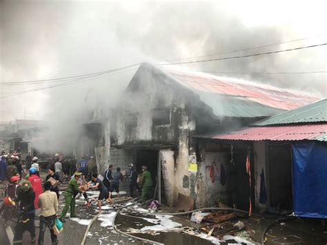 Đến 3h sáng 15/6, lực lượng công an tp vinh đã. Cháy lớn ở kho hàng chợ Vinh trong cơn mưa tầm tã