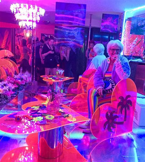 See full list on aesthetics.fandom.com Grandma Vaporwave : VaporwaveAesthetics