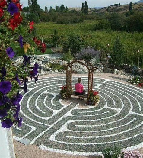 20 Creative Garden Labyrinth Design Ideas Trendhmdcr Labyrinth