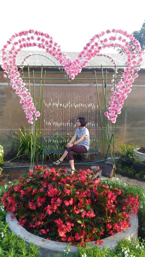 Taman bunga di bandung dengan nama lengkap taman begonia glory di lembang ini merupakan sebuah kawasan yang didirikan dengan salah satu tujuannya adalah memperkaya khasanah florikultura indonesia. Catatan sederhana: Wisata Bunga di Taman Begonia Lembang