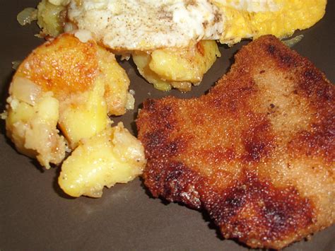 Wiener Schnitzel mit roh gebratenen Kartoffeln von ...