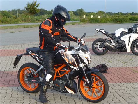 It retains the sharp creases and aggressive lines. Ktm Rc 390 Harga