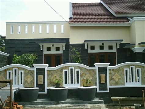 Pagar tembok minimalis adalah pagar yang memiliki nilai keindahan yang menarik perhatian banyak orang apalagi dizaman sekarang serba minimalis baik itu interior maupun eksterior. Tips Memilih Pagar Rumah Yang Cantik dan Aman | RUMAH IMPIAN