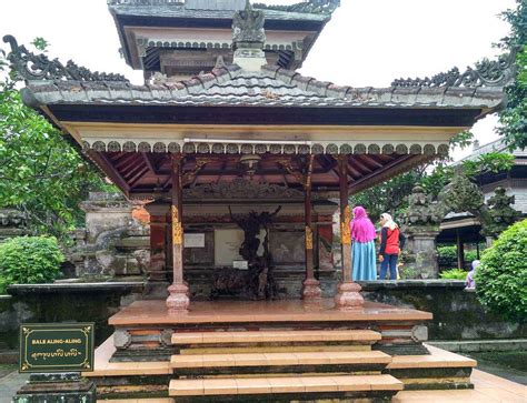 In accordance with the beliefs held by the majority of balinese people, the traditional balinese house building has a very thick hindu feel. √ Rumah Adat Bali: Gambar, Keunikan, Ciri Khas, Filosofi