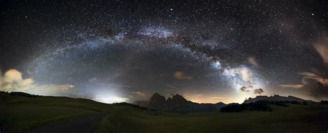How To Create Stunning Panoramas Of The Night Sky
