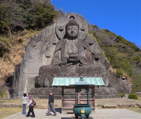 This appellation comes from imperial correspondence between the chinese sui dynasty and japan, and refers to the eastward position of japan relative to china. 日本寺・大仏