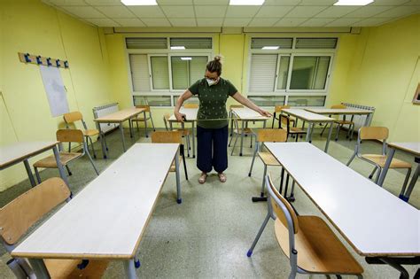 Enrico ferro 20 agosto in pieno caos mascherine, il veneto alza le barricate contro l'uso del dispositivo di protezione in classe. Scuola: in Veneto e Friuli Venezia Giulia superiori chiuse ...
