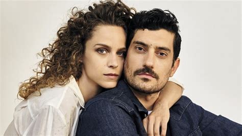 Καλεσμένη στην εκπομπή του αντ1 «the 2night show» ήταν η έλλη τρίγγου, η ηθοποιός που έγινε γνωστή στο ευρύ κοινό μέσα από τη συμμετοχή της στη σειρά «άγριες μέλισσες». Έλλη Τρίγγου - Αργύρης Πανταζάρας: μαζί στη σκηνή, μαζί και στη ζωή (;) - Δείτε φωτογραφίες | Iciao