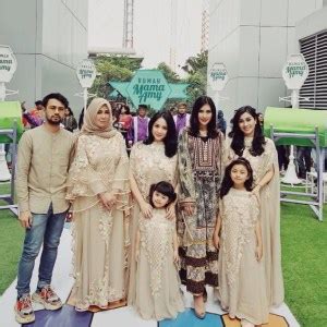 Keluarga ini memang selalu tampil kompak dengan seragam keluarga nya, khusunya pada momen. 7+ Model Baju Seragam Keluarga untuk Lebaran & Pernikahan