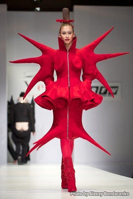 20 Wtf Fashion Looks From The Runway Bemethis Weird Fashion Bad