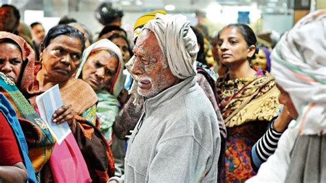 Demonetisation Woes Hts Photo Of Old Man Crying In A Bank Touches A