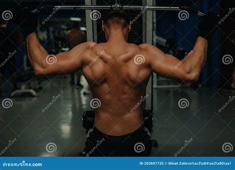 Hombre Con Torso Desnudo Y Muscular De Vuelta En El Gimnasio Disfrutar