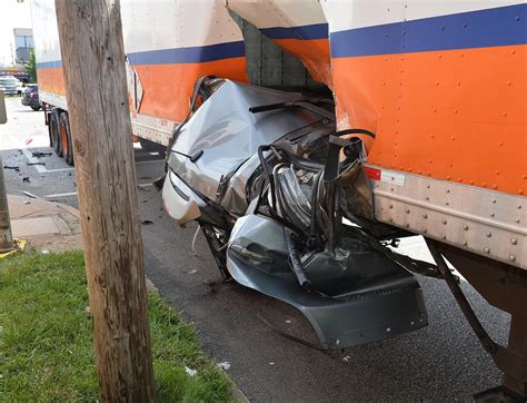 Suv Tractor Trailer Crash Kills 3 In Erie News