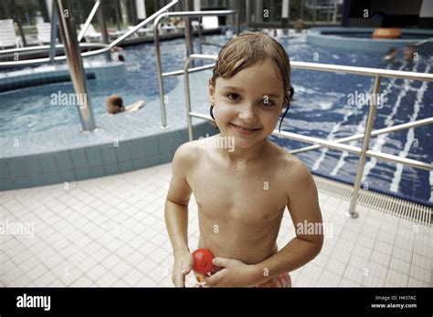 Schwimmbad jungen Badehose Lächeln Porträt Stockfotografie Alamy