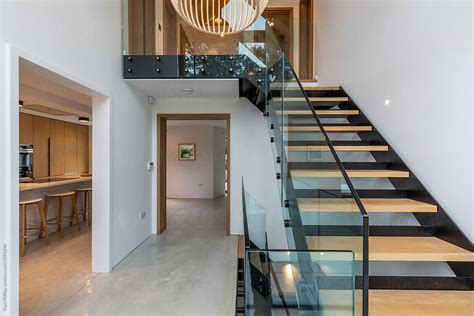 Entrance Hall Of A Modern House With Views Of Staircase Kitchen And Hall Del Colaborador De