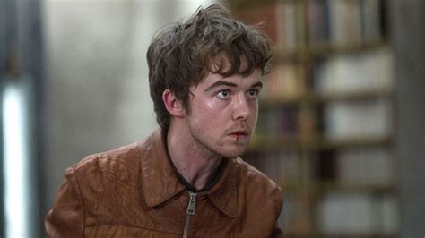 The End Of The F Ing World Black Mirror Qui Est Alex Lawther à L Affiche Des Traducteurs