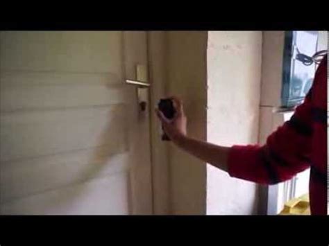 Comment ouvrir une serrure avec un trombone. Comment ouvrir une porte sans clé - YouTube