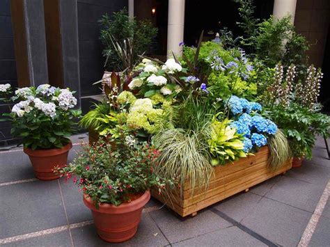 Buying premade planter boxes at your local home goods store can get expensive very quickly… save money this spring or summer and build your own! 21 Beautiful Flowerbox Design Ideas - Page 4 of 4