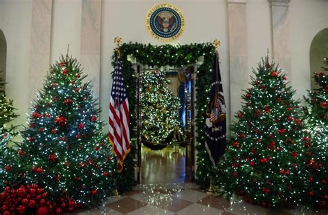 Auch weihnachtsdekoration im haus kann vom vermieter oder dem nachbarn nicht grundsätzlich verboten werden. Weihnachten im Weißen Haus: Melania Trump zeigt auf ...