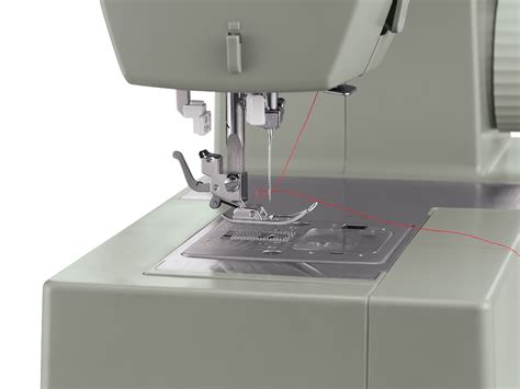 It has all the basic mechanical functions, plus a few more, like infinite needle position, auto buttonhole, 6mm width, and some. Nähmaschine SINGER Heavy Duty 4432 | NAEHMASCHINEN-CENTER.DE