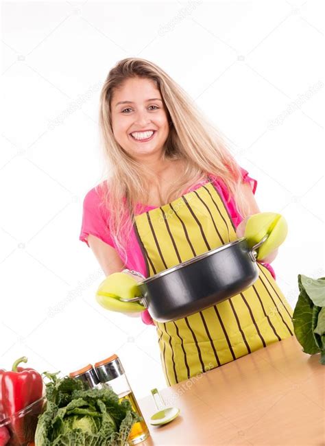 femme cuisine dans la cuisine image libre de droit par luislouro © 83559498