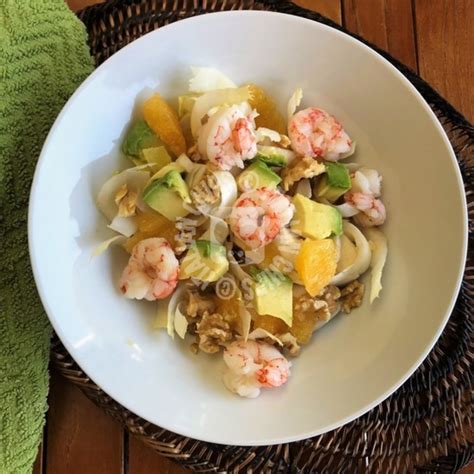 Per la ricetta dell'insalata di gamberi, avocado e arancia, aromatizzate 2 cucchiai di maionese con un cucchiaino di concentrato di pomodoro e un cucchiaio di succo di arancia. Insalata con gamberi e avocado (di Emanuela II) · Italianchips