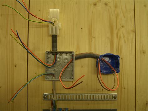 Diese schalter anschlie en anleitung soll helfen, denn beim umgang mit elektrischen strom ist gr te vorsicht geboten. Ausschaltung anschliessen und verdrahten - Elektricks.com