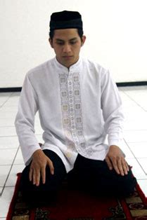 Cara duduk di antara dua sujud atau duduk iftirasy sebagai berikut: Tuntunan Shalat Dan Bacaan Doa Sholat Muhammadiyah
