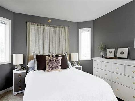 Here are some reasons why you must paint your bedroom grey and their equivalent bedroom ideas. Quarto Cinza e Branco Casal: +134 fotos e ideias! - TC