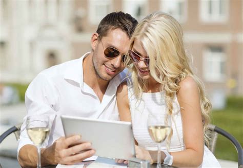 Social Media Wedding Etiquette For Modern Couples Easy Weddings