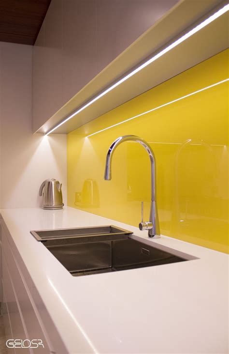 GELOSA kitchen - Undermount sink detail with Starphire Glass Splashback