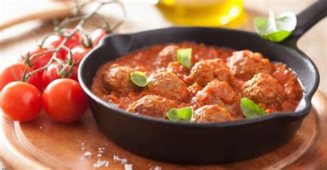 Recette de Boulettes légères aux restes de viande sur lit de tomate