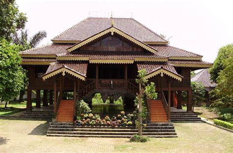Sehingga dapat dikutip dari brainly, nuwo sesat merupakan rumah kebanggaan suku lampung yang sering dijadikan sebagai tempat untuk menyelenggarakan. Rumah Tradisional JAJAR INTAN, Rumah Adat Lampung ...