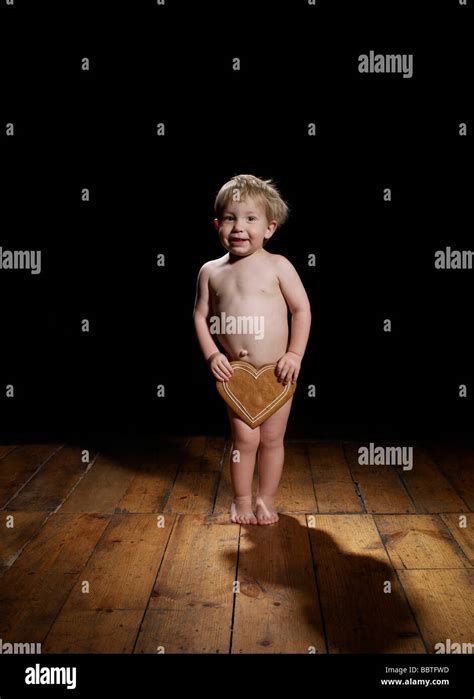 Nackten Jungen Mit Lebkuchenherz Stockfotografie Alamy