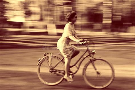 ragazza sulla bici nel movimento immagine stock immagine di osservare felice 63541719