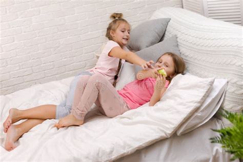 Twee Kleine Meisjes Spelen In De Slaapkamer Stock Foto Image Of Kind