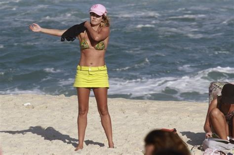 EGO Luize Altenhofen exibe corpão e toma cerveja em praia do Rio