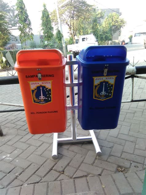 Sampah anorganik harus dibuang ke tempat sampah yang berwarna kuning. Tulisan Sampah Non Organik : Sampahku Dijadikan Satu ...