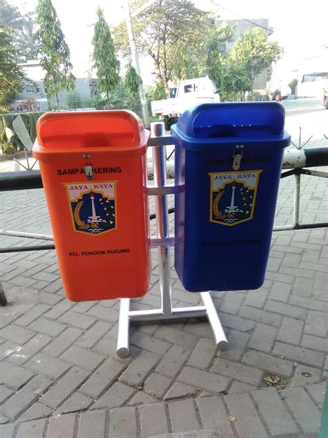 Penyelenggara pengadaan tempat sampah organik dan non organik di stt pln jakarta ini. Tulisan Sampah Non Organik : Sampahku Dijadikan Satu ...