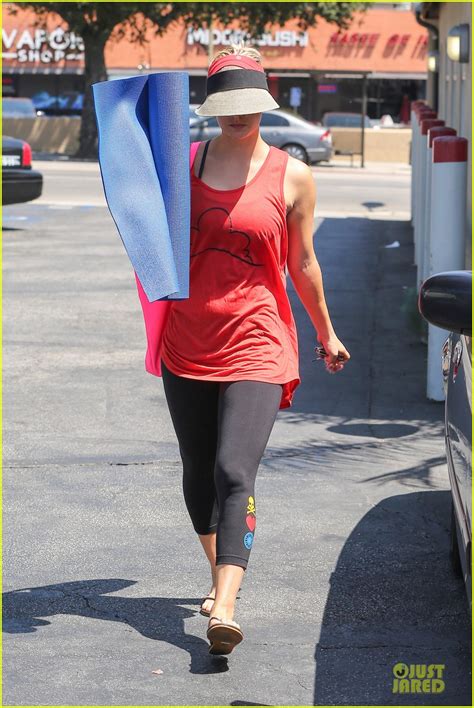 kaley cuoco isn t afraid to show her toned abs after yoga session photo 3168862 kaley cuoco