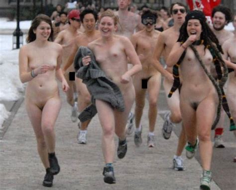 【画像】全裸のジョギング大会が開催される ⇒ 凄い美少女が発見されるw ポッカキット