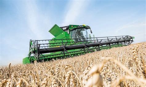 Taking A Closer Look At The New John Deere S700 Combine Updates