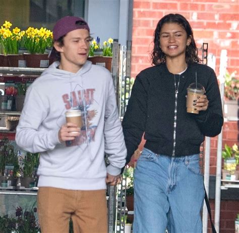 Tom Holland i Zendaya trzymają się za ręce w londyńskim supermarkecie zdjęcia Aktualności news