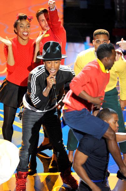 Oscars 2014 Pharrell And His Hat Get Everyone Dancing To Happy