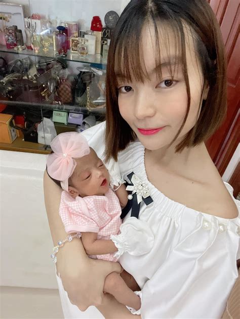 Thì ra lý do mạc văn khoa phải cạo đầu và đội tóc giả là từ đây | kết hợp cùng truòng giang. Mạc Văn Khoa tặng quà hơn 250 triệu dịp đầy tháng con gái