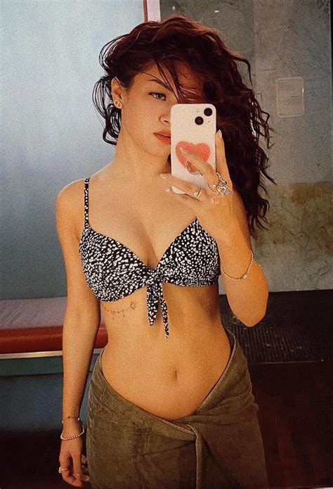 Avneet Kaur In Bikini Top And Towel Flaunting Her Sexy Body Says Hi To 2023 See Viral Hot Photo